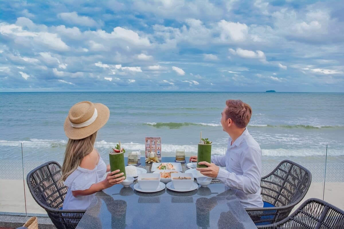 Romantic beachfront dining at Aksorn Rayong